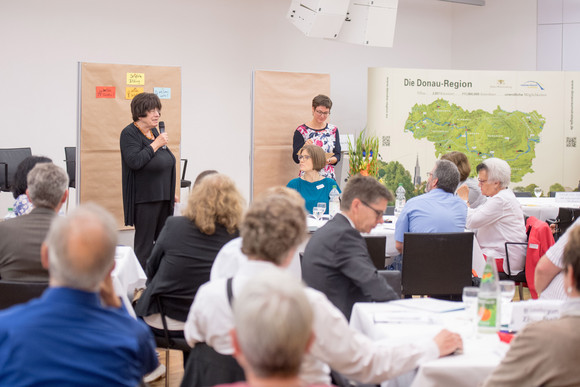 Donauraum Informations- und Beteiligungstag zur Donauraumstrategie Staatsrätin Gisela Erler (stehend links) spricht zu den Teilnehmerinnen und Teilnehmern