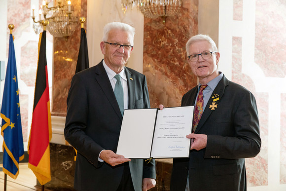 Auszeichnung Verdienstorden des Landes an 18 verdiente Persönlichkeiten Ministerpräsident Winfried Kretschmann (l.) und Wolf Ekkehard Melzer (r.) (Bild: Staatsministerium Baden-Württemberg)