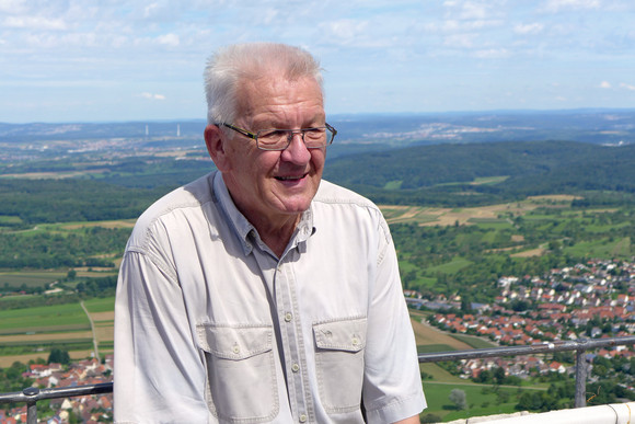 Sommertour Kretschmann wandert mit Bürgerinnen und Bürgern Burg Hohenneuffen: Ministerpräsident Winfried Kretschmann