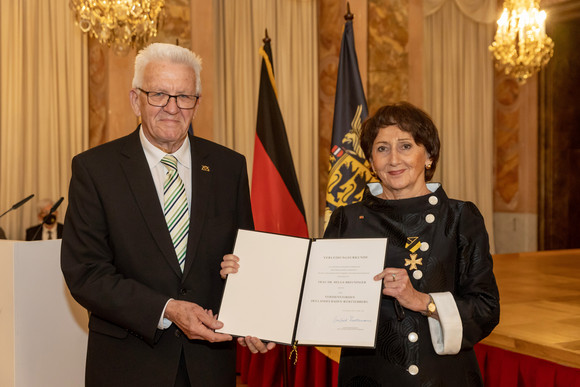 Auszeichnung Verdienstorden des Landes an 21 verdiente Persönlichkeiten Ministerpräsident Winfried Kretschmann (l.) und Dr. Helga Breuninger (r.)
