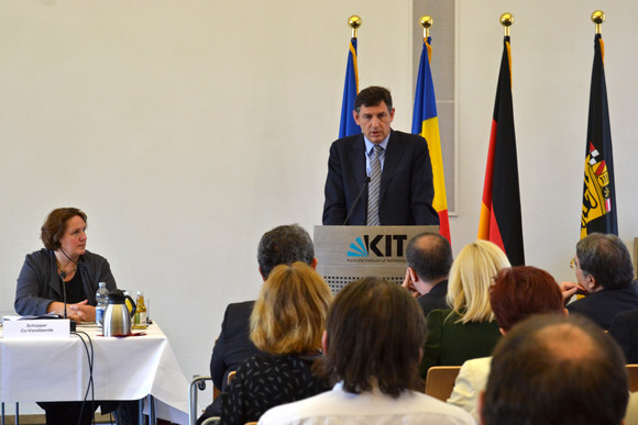 Europa 8. Sitzung der Gemischten Kommission Baden-Württemberg / Rumänien Staatssekretärin Theresa Schopper (l.) und der stellvertretende Ministerpräsident und Minister für Wirtschaft, Handel und wirtschaftliche Rahmenbedingungen von Rumänien, Costin Borc (r., stehend) bei der 8. Sitzung der Gemischten Regierungskommission zwischen Baden-Württemberg und Rumänien