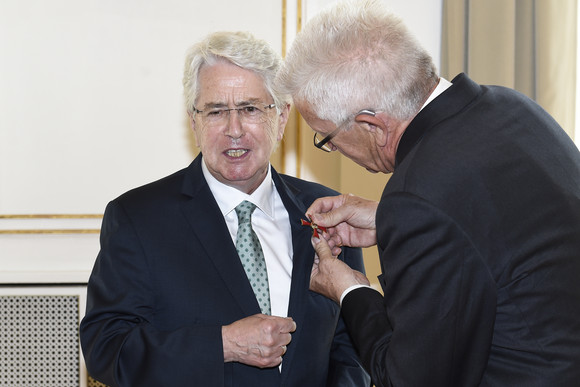 Auszeichnung Verdienstkreuz 1. Klasse für Frank Elstner Ministerpräsident Winfried Kretschmann (r.) und Frank Elstner (l.)