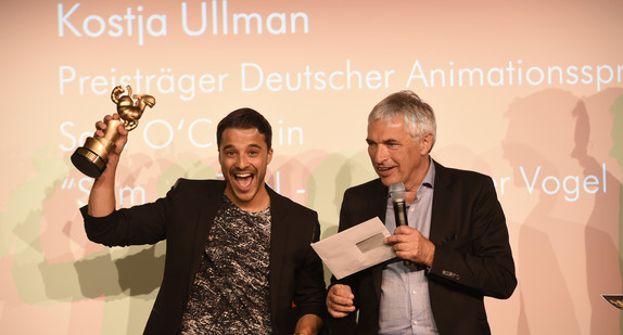 Kunststaatssekretär Jürgen Walter hat Kostja Ullmann den Deutchen Animationssprecherpreis überreicht, Foto: Film- und Medienfestival gGmbH