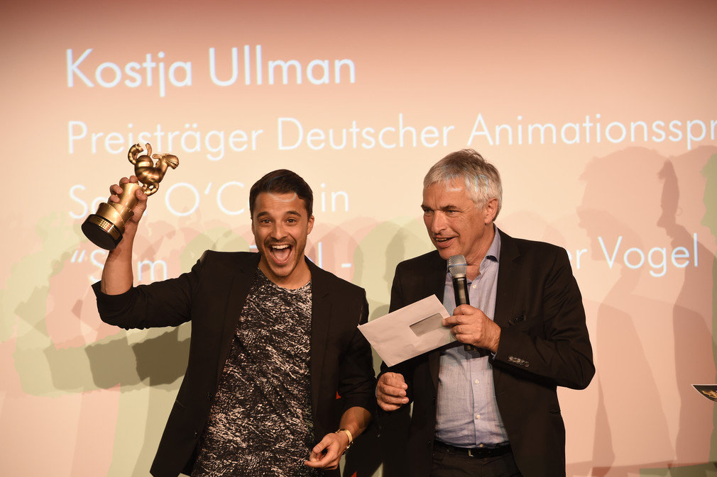 Kunststaatssekretär Jürgen Walter hat Kostja Ullmann den Deutchen Animationssprecherpreis überreicht, Foto: Film- und Medienfestival gGmbH