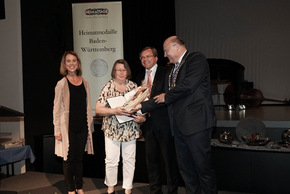 Bei der Überreichung der Heimatmedaille an Inge Rosenkranz, Foto: Christoph Kudala