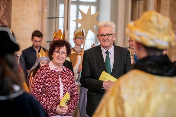 Tradition Kretschmann empfängt Sternsingergruppen Ministerpräsident Winfried Kretschmann (r.) und seine Frau Gerlinde Kretschmann (l.) beim Sternsingerempfang (Bild: Staatsministerium Baden-Württemberg)