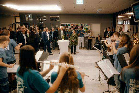 Schulbesuch Austausch zu Reformen für weiterführende Schulen Empfang an der Wilhelm-Hauff-Realschule in Pfullingen durch die Bläserklasse