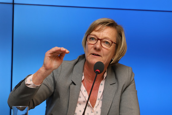 Pressekonferenz Kabinett beschließt Nachtragshaushalt 2018/19 Finanzministerin Edith Sitzmann (Bild: Staatsministerium Baden-Württemberg)