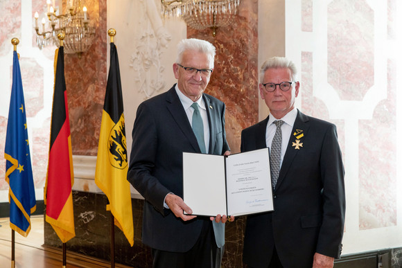 Auszeichnung Verdienstorden des Landes an 18 verdiente Persönlichkeiten Ministerpräsident Winfried Kretschmann (l.) und Dr. Ing. h.c. Manfred Wittenstein (r.) (Bild: Staatsministerium Baden-Württemberg)