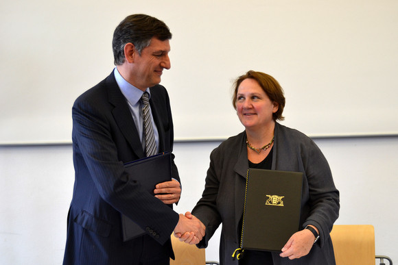 Europa 8. Sitzung der Gemischten Kommission Baden-Württemberg / Rumänien Staatssekretärin Theresa Schopper (r.) und der stellvertretende Ministerpräsident und Minister für Wirtschaft, Handel und wirtschaftliche Rahmenbedingungen von Rumänien, Costin Borc (l.) bei der 8. Sitzung der Gemischten Regierungskommission zwischen Baden-Württemberg und Rumänien