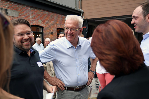 Sommertour Kretschmann wandert mit Bürgerinnen und Bürgern Kesselhaus Bad Urach: Ministerpräsident Winfried Kretschmann (M.)