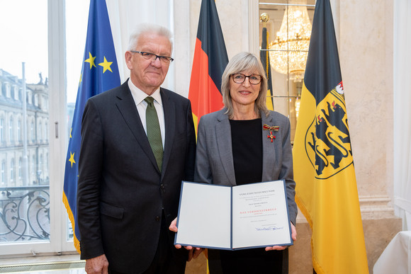 Tag des Ehrenamtes Kretschmann würdigt besonderes ehrenamtliches Engagement Ministerpräsident Winfried Kretschmann (l.) und Monika Braun (r.) (Bild: Staatsministerium Baden-Württemberg)