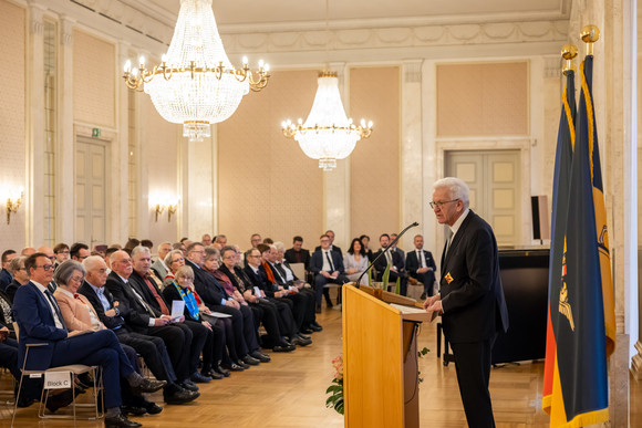 Ministerpräsident Winfried Kretschmann (rechts) bei seiner Ansprache zu den Gästen