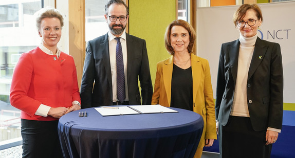 Wissenschaftsministerin Petra Olschowski unterzeichnet die Vereinbarung zur NCT-Erweiterung mit Bundesforschungsministerin Bettina Stark-Watzinger sowie ihrer Amtskollegin Ina Brandes (NRW) und ihrem Amtskollegen Sebastian Gemkow (Sachsen)