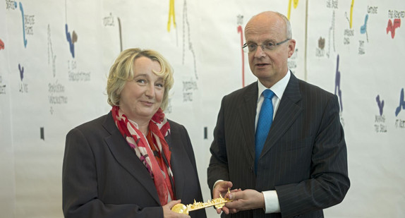 Veranstaltung zur offiziellen Amtsübergabe am 23. Mai 2011: Schlüsselübergabe an Frau Ministerin Theresia Bauer von Herrn Prof. Dr. Peter Frankenberg
