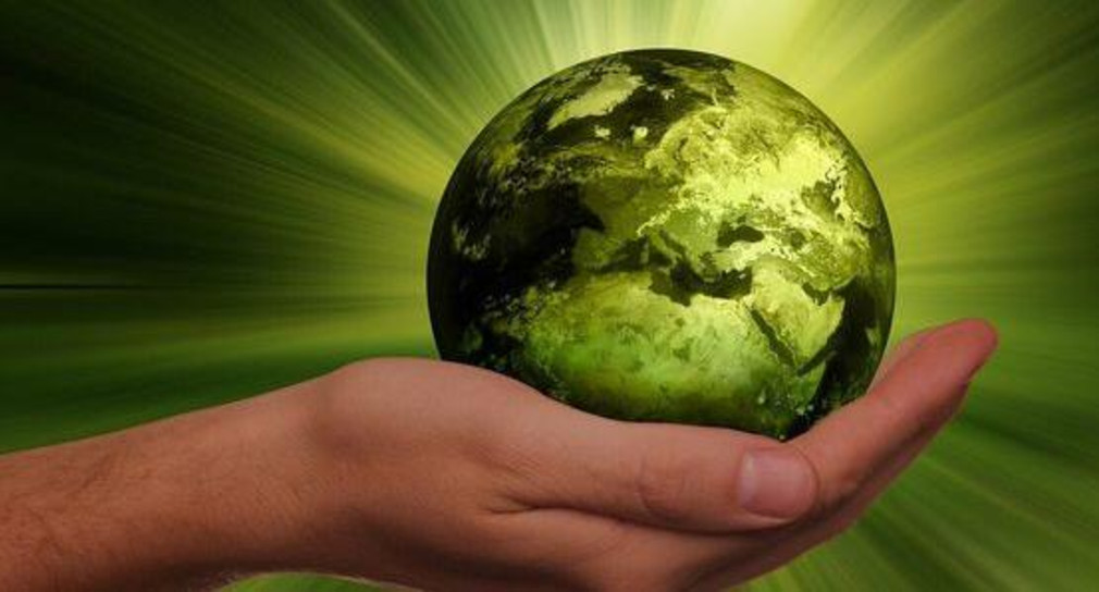 Bild einer grünen Weltkugel als Symbolbild für Klimaschutz