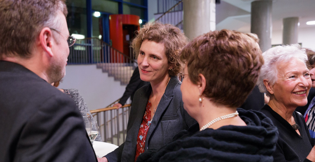 Die Laudatorin Annette Pehnt im Gespräch. Foto: MWK/Jan Potente