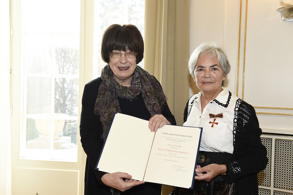 Auszeichnung Verdienstkreuz für Ilse und Albert Bäumer Die Staatsrätin für Zivilgesellschaft und Bürgerbeteiligung, Gisela Erler (l.) und Ilse Bäumer (r.)