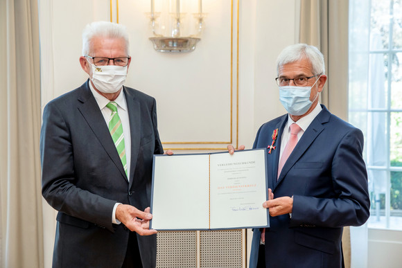 Auszeichnung Bundesverdienstkreuz an Landrat Klaus Pavel Ministerpräsident Winfried Kretschmann (l.) und Landrat Klaus Pavel (r.) (Bild: Staatsministerium Baden-Württemberg)