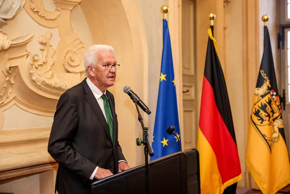 Landesregierung Auswärtige Kabinettssitzung in Rastatt Ministerpräsident Winfried Kretschmann bei seiner Ansprache auf dem Bürgerempfang im Residenzschloss Rastatt