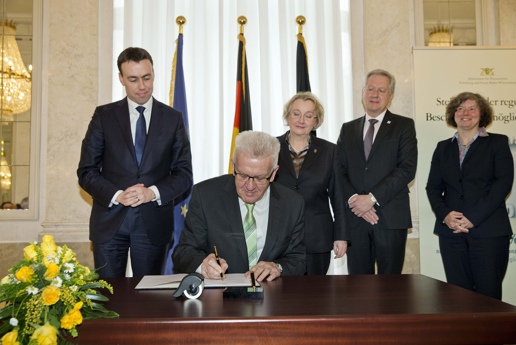 Ministerpräsident Winfried Kretschmann beim Unterzeichnen des Hochschulfinanzierungsvertrags, Foto: Staatsministerium/Regenscheit