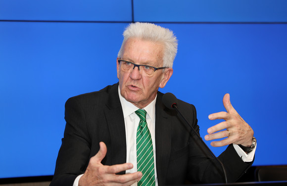 Pressekonferenz Regierungspressekonferenz Ministerpräsident Winfried Kretschmann bei der Regierungspressekonferenz (Bild: Staatsministerium Baden-Württemberg)