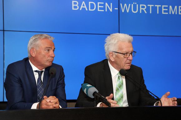 Pressekonferenz Großübungen von Polizei und Katastrophenschutz des Landes Ministerpräsident Winfried Kretschmann (r.) und Innenminister Thomas Strobl (l.) (Bild: Staatsministerium Baden-Württemberg)