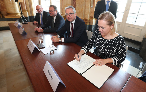 Ausbildung Neues Ausbildungsbündnis unterzeichnet Marjoke Breuning, Vizepräsidentin des Baden-Württembergischen Industrie- und Handelskammertags, bei der Unterzeichnung des Bündnisses (Bild: Staatsministerium Baden-Württemberg)
