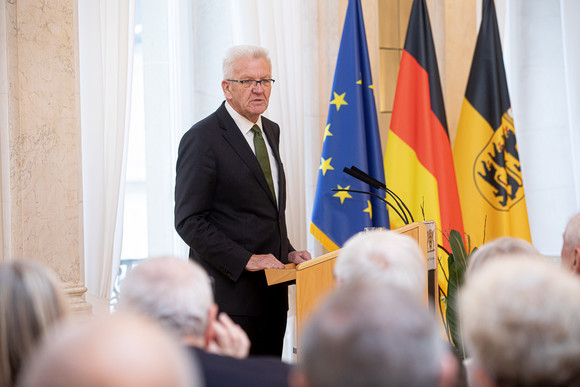 Tag des Ehrenamtes Kretschmann würdigt besonderes ehrenamtliches Engagement Ministerpräsident Winfried Kretschmann bei seiner Ansprache zu den Gästen (Bild: Staatsministerium Baden-Württemberg)