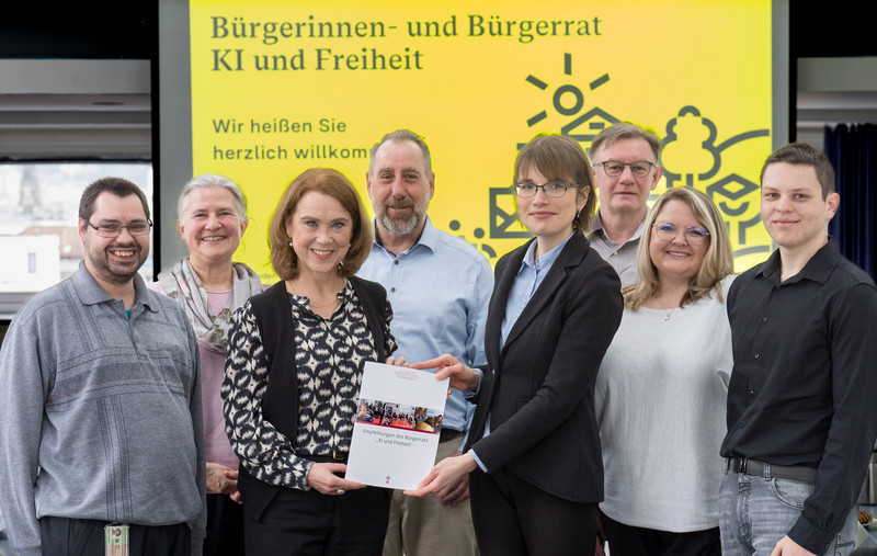 Übergabe der Empfehlungen des Bürgerrates „KI und Freiheit“ an Petra Olschowski (3. von links), Ministerin für Wissenschaft, Forschung und Kunst des Landes Baden-Württemberg. Links neben ihr: Prof. Dr. Dr. h.c. (Dōshisha) Karla Pollmann, Rektorin der Universität Tübingen.