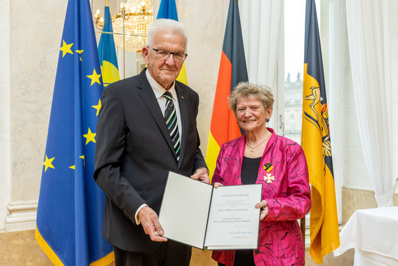 Auszeichnung Verdienstorden des Landes an 22 verdiente Persönlichkeiten Ministerpräsident Winfried Kretschmann (links) und Carmen Stadelhofer (rechts)