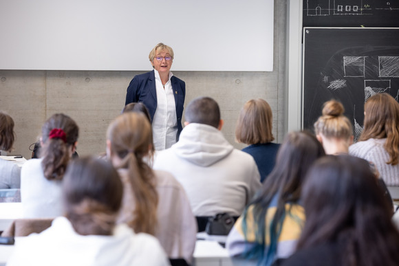 Ministerin besucht Studierende der Universität Stuttgart