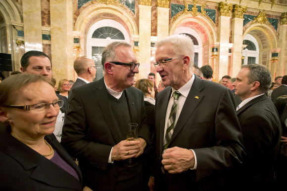 Empfang Neujahrsempfang der Landesregierung Ministerpräsident Winfried Kretschmann im Gespräch mit Gästen