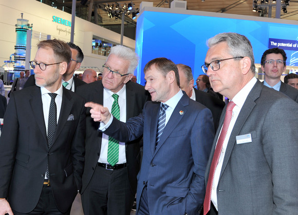 Wirtschaft Kretschmann besucht Hannover Messe Ministerpräsident Winfried Kretschmann (2.v.l.) besucht den Stand der Siemens AG (Bild: Staatsministerium Baden-Württemberg)