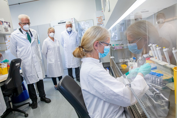 Coronavirus Kretschmann besucht Landesgesundheitsamt v.l.n.r.: Ministerpräsident Winfried Kretschmann, Karlin Stark, Leiterin des Landesgesundheitsamtes Baden-Württemberg und Wolfgang Reimer, Regierungspräsident im Regierungspräsidium Stuttgart, sehen einer Mitarbeiterin des Landesgesundheitsamtes zu (Bild: Staatsministerium Baden-Württemberg)