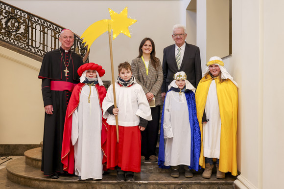 Aktion Dreikönigssingen Kretschmann empfängt Sternsingergruppen Ministerpräsident Winfried Kretschmann mit der Sternsingergruppe der Kirchengemeinde St. Laurentius Tengen, Erzdiözese Freiburg