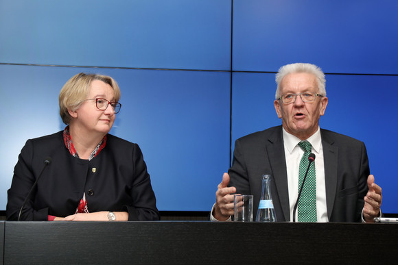 Pressekonferenz Land bleibt attraktives Studienziel Ministerpräsident Winfried Kretschmann (r.) und Wissenschaftsministerin Theresia Bauer (l.)