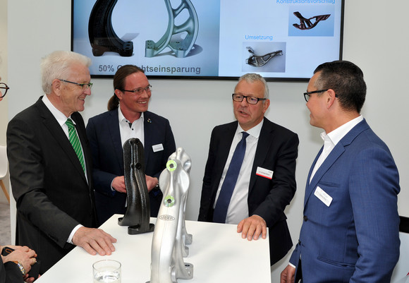 Wirtschaft Kretschmann besucht Hannover Messe Ministerpräsident Winfried Kretschmann (l.) besucht den Stand der Altair Engineering GmbH aus Böblingen (Bild: Staatsministerium Baden-Württemberg)