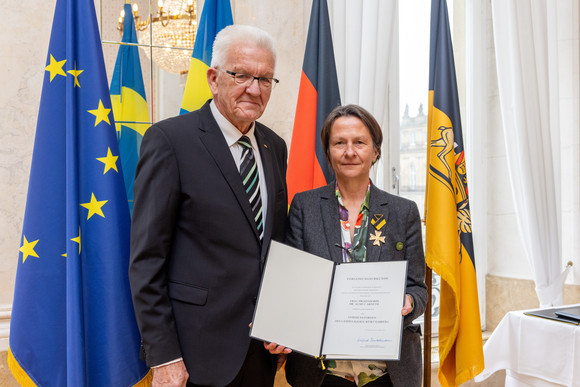 Auszeichnung Verdienstorden des Landes an 22 verdiente Persönlichkeiten Ministerpräsident Winfried Kretschmann (links) und Prof. Dr. Almut Arneth (rechts)