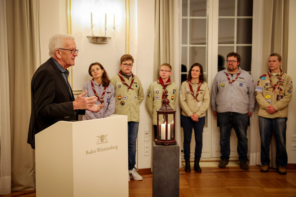 Aktion Kretschmann nimmt Friedenslicht entgegen Ministerpräsident Winfried Kretschmann (links) bei seiner Ansprache zu den jugendlichen Pfadfinderinnen und Pfadfindern