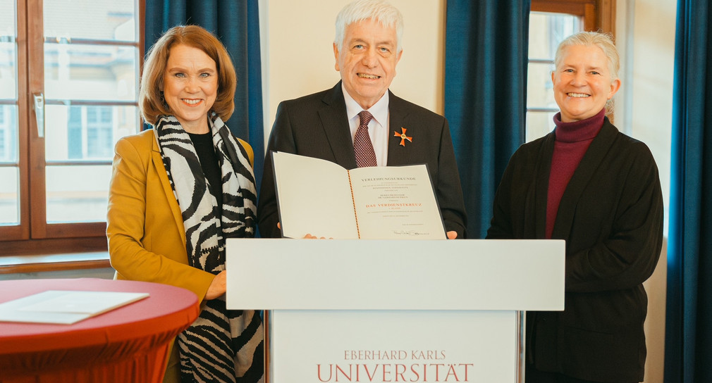 von links nach rechts: Wissenschaftsministerin Petra Olschowski, Prof. Dr. Gerhard Huisken, Prof. Dr. Karla Pollmann (Rektorin der Eberhard Karls Universität Tübingen)