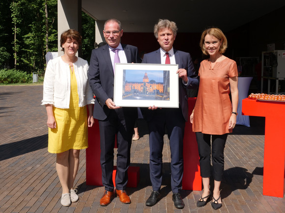 Finanzstaatssekretärin Gisela Splett, der Rektor der Hochschule Karlsruhe, Frank Artinger, Karlsruhes Oberbürgermeister Frank Mentrup und Petra Olschowski, Kunststaatssekretärin (von links) bei der Übergabe des neuen Labor- und Seminargebäudes an die Hochschule Karlsruhe. 