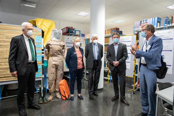 Coronavirus Kretschmann besucht Landesgesundheitsamt v.l.n.r.: Ministerpräsident Winfried Kretschmann, Karlin Stark, Leiterin des Landesgesundheitsamtes, Wolfgang Reimer, Regierungspräsident im Regierungspräsidium Stuttgart, Gesundheitsminister Manne Lucha und Stefan Brockmann, Medizinaldirektor Epidemiologie und Gesundheitsberichterstattung (Bild: Staatsministerium Baden-Württemberg)