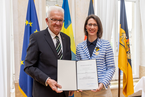 Auszeichnung Verdienstorden des Landes an 22 verdiente Persönlichkeiten Ministerpräsident Winfried Kretschmann (links) und Gräfin Bettina Bernadotte af Wisborg (rechts)