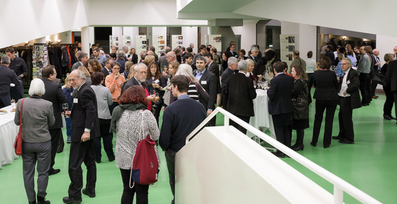 Forschung Verleihung des Landesforschungspreises und des Preises für mutige Wissenschaft 2016 Blick ins Foyer der Staatsgalerie nach der Preisverleihung, Foto: MWK/Jan Potente