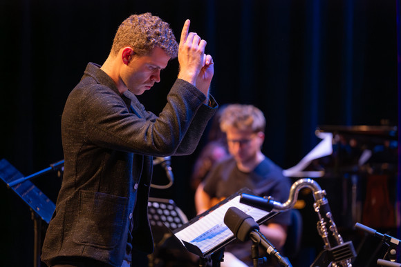 JAZZ-PREIS BADEN-WÜRTTEMBERG 2025 FÜR SAMUEL RESTLE
Der Stuttgarter Posaunist, Komponist und Arrangeur Samuel Restle erhält den diesjährigen Jazz-Preis des Landes Baden-Württemberg. Die Verleihung des mit 15.000 Euro dotierten Preises durch Kunststaa