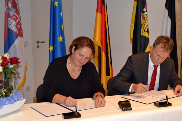 Europa 4. Sitzung der Gemischten Kommission Baden-Württemberg / Serbien Staatssekretärin Theresa Schopper (l.) und der Staatssekretär im Ministerium für Handel, Tourismus und Telekommunikation von Serbien, Stevan Nikčević (r.)