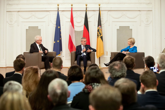 Besuch Österreichischer Bundespräsident besucht Baden-Württemberg Österreichischer Bundespräsident Dr. Alexander Van der Bellen (M.) und Ministerpräsident Winfried Kretschmann (l.) im Stuttgarter Neuen Schloss. (Bild: Staatsministerium Baden-Württemberg)
