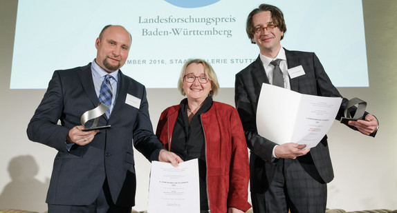 Ministerin Theresia Bauer mit Dr. med. Georg Gdynia (li.) und Prof. Fedor Jelezko (re.) bei der Preisverleihung, Foto: MWK/Jan Potente