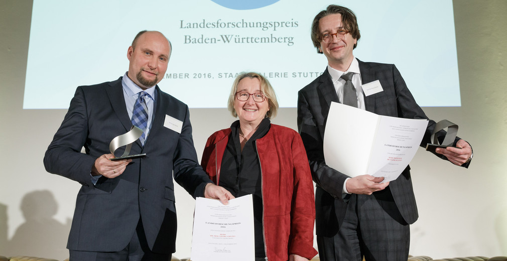 Ministerin Theresia Bauer mit Dr. med. Georg Gdynia (li.) und Prof. Fedor Jelezko (re.) bei der Preisverleihung, Foto: MWK/Jan Potente